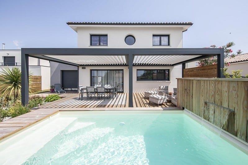 Pergola installée sur une terrasse de piscine