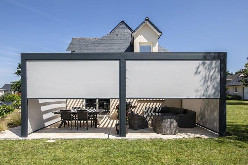 Pergola avec stores en toile