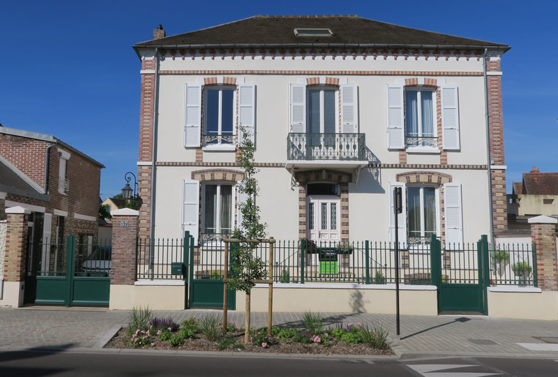 Maison avec portail en alu vert